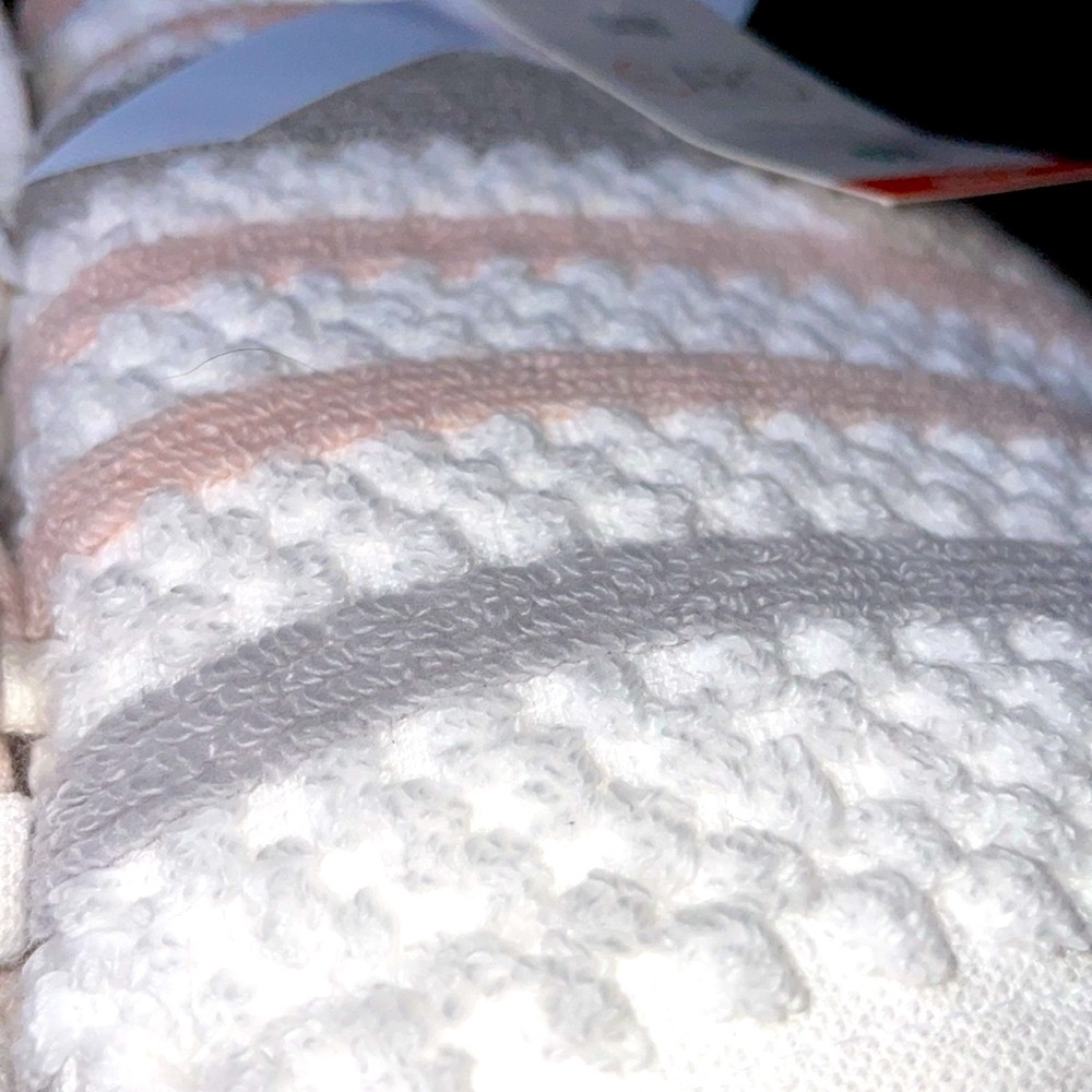 🛁Bath Towel Set in soft shades of pink, gray and white 🛁 NWT🛁 - Picture 11 of 11